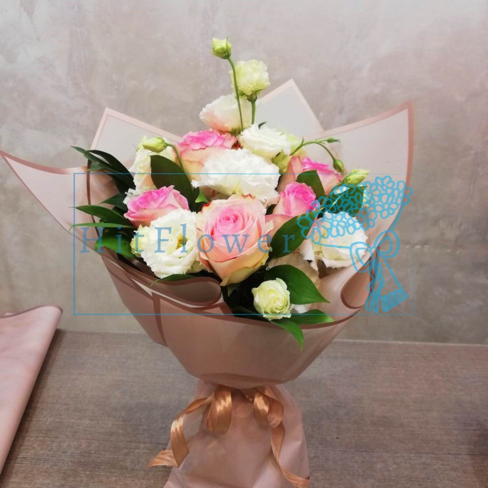 Букет цветов из: Розы и Лизиантусы